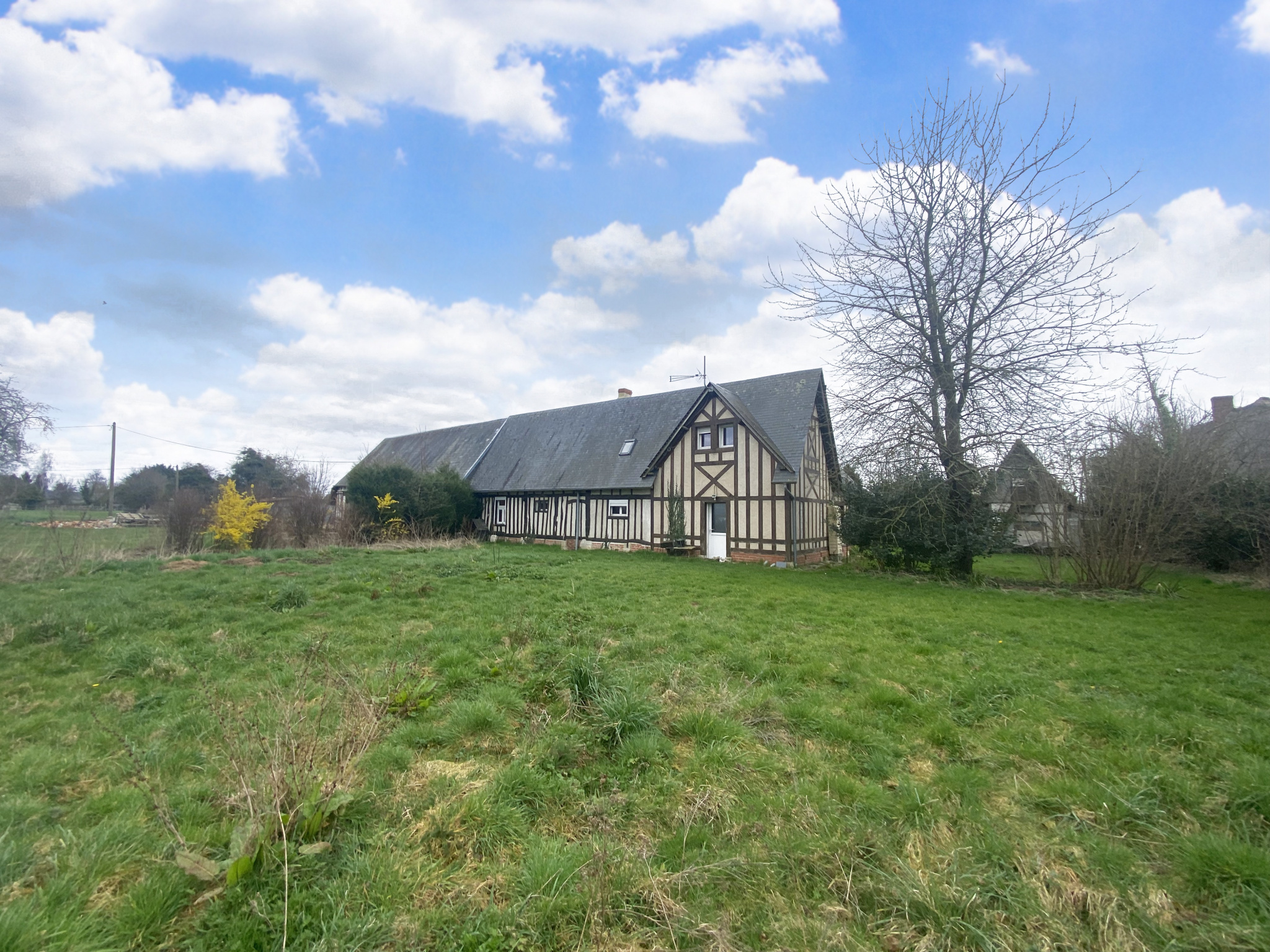 MAISON NORMANDE MITOYENNE D'UN COTE TOURVILLE LA CAMPAGNE