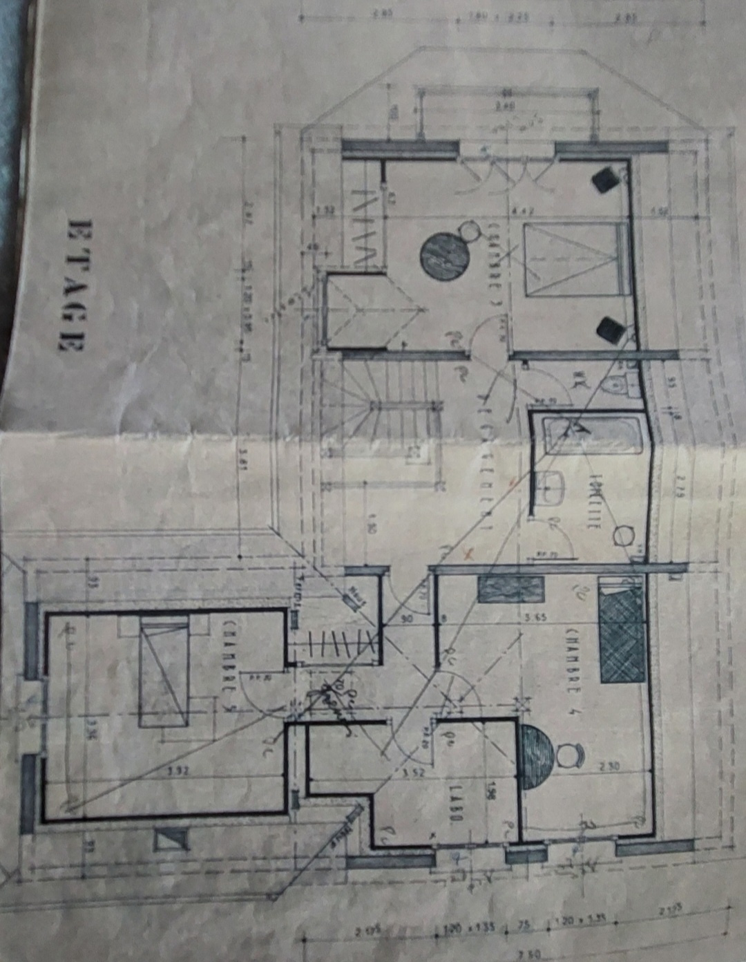 Pavillon traditionnel de 183 m2 avec 6 pièces vivable de plain-pied sur sous-sol total