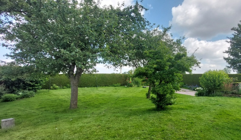 Pavillon traditionnel de 183 m2 avec 6 pièces vivable de plain-pied sur sous-sol total