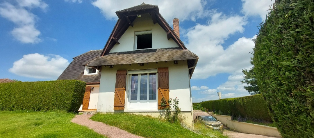 Pavillon traditionnel de 183 m2 avec 6 pièces vivable de plain-pied sur sous-sol total