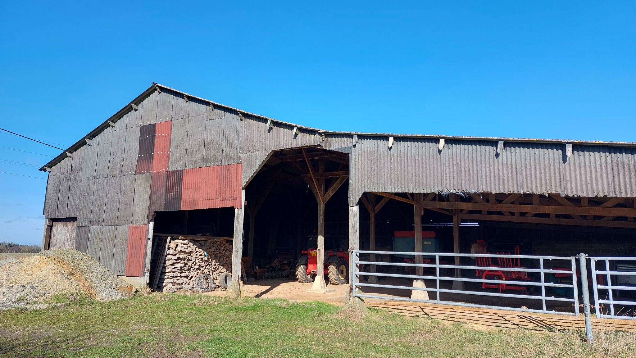 Pavillon de plain-pied sur sous-sol total avec hangar et 2 hectares de terrain