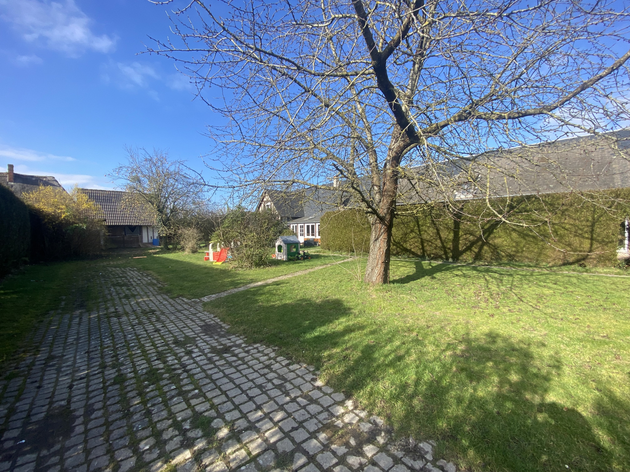 MAISON NORMANDE MITOYENNE D'UN COTE TOURVILLE LA CAMPAGNE