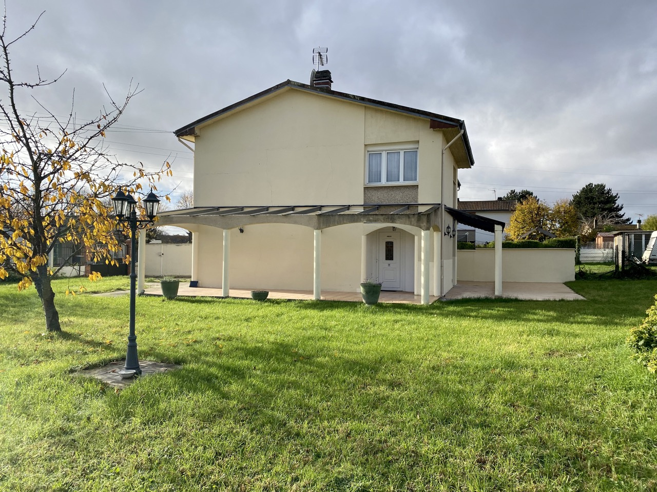 BELLE MAISON AVEC DE TRES BEAUX VOLUMES