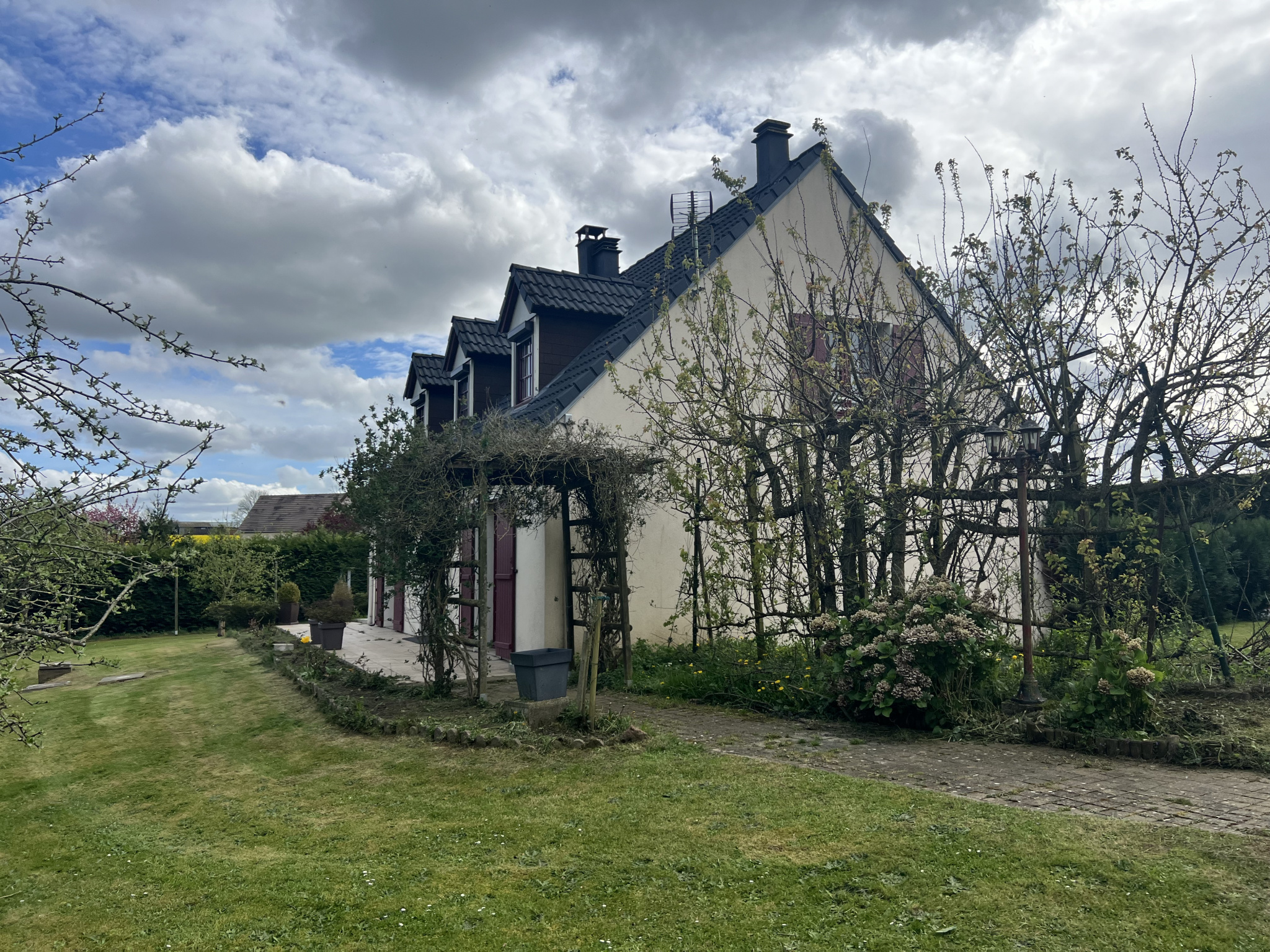 PAVILLON TRADITIONNEL À 2 MINUTES DE LA SAUSSAYE