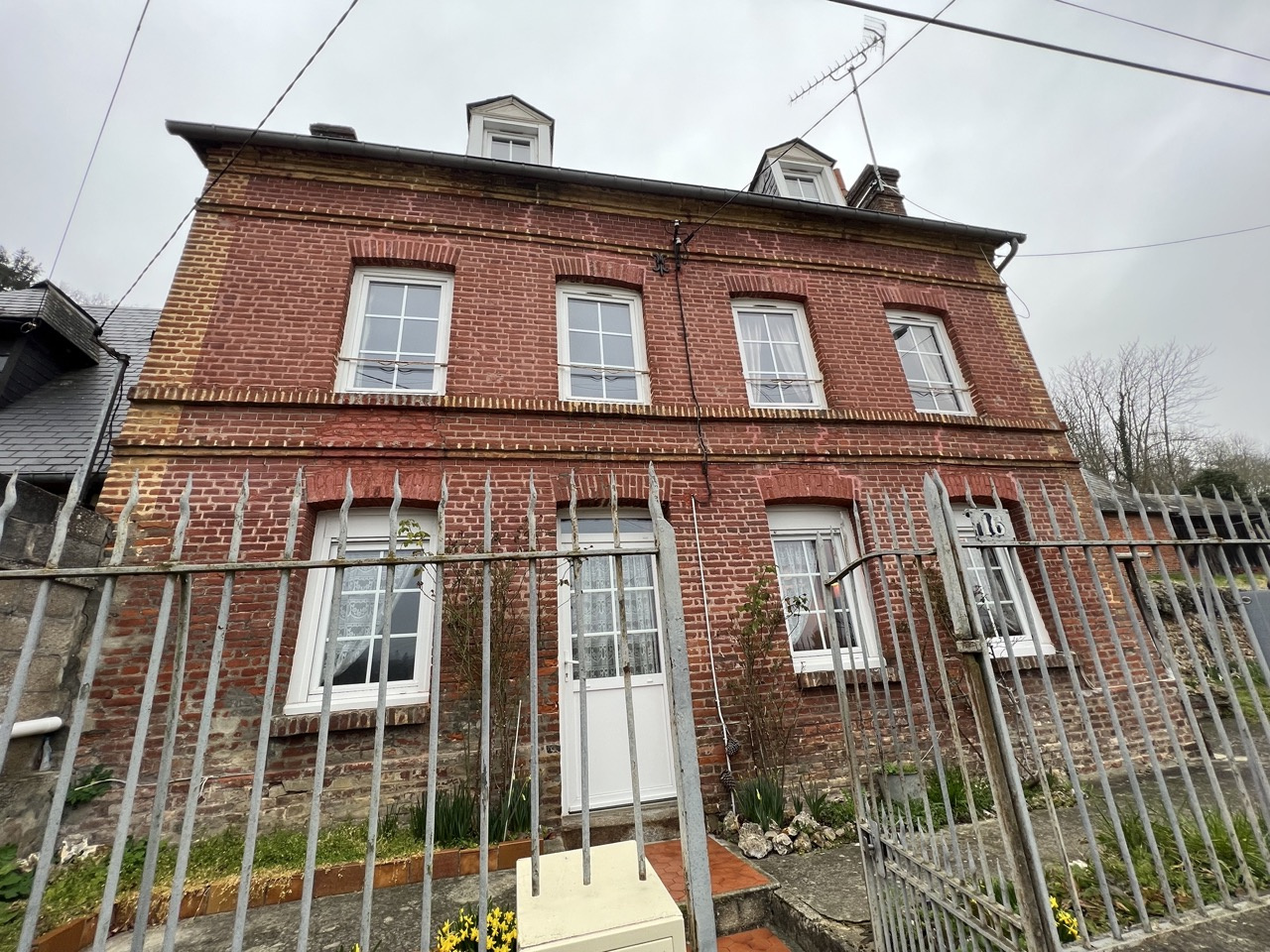 MAISON EN BRIQUE INDIVIDUEL A BRIONNE