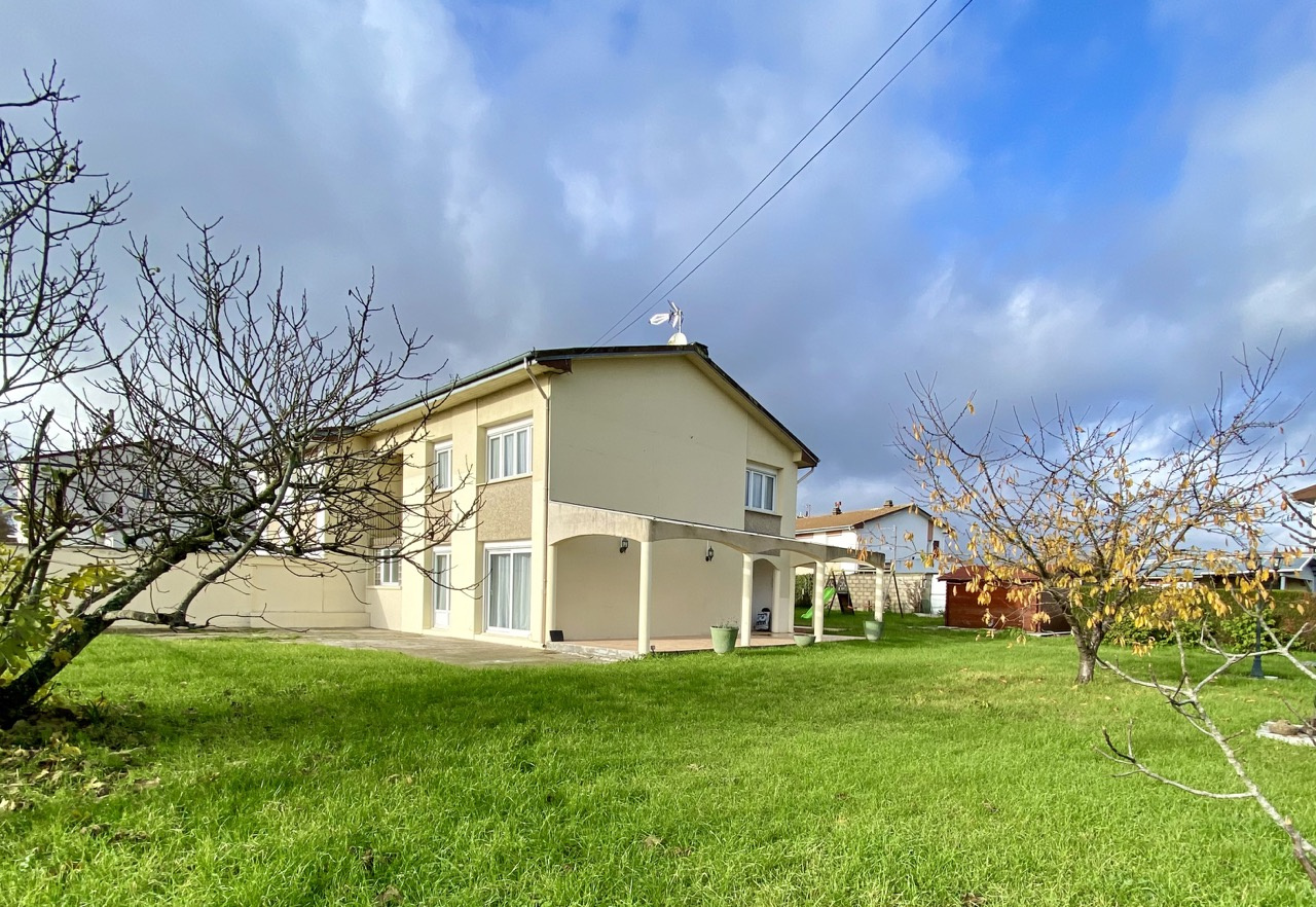 BELLE MAISON AVEC DE TRES BEAUX VOLUMES