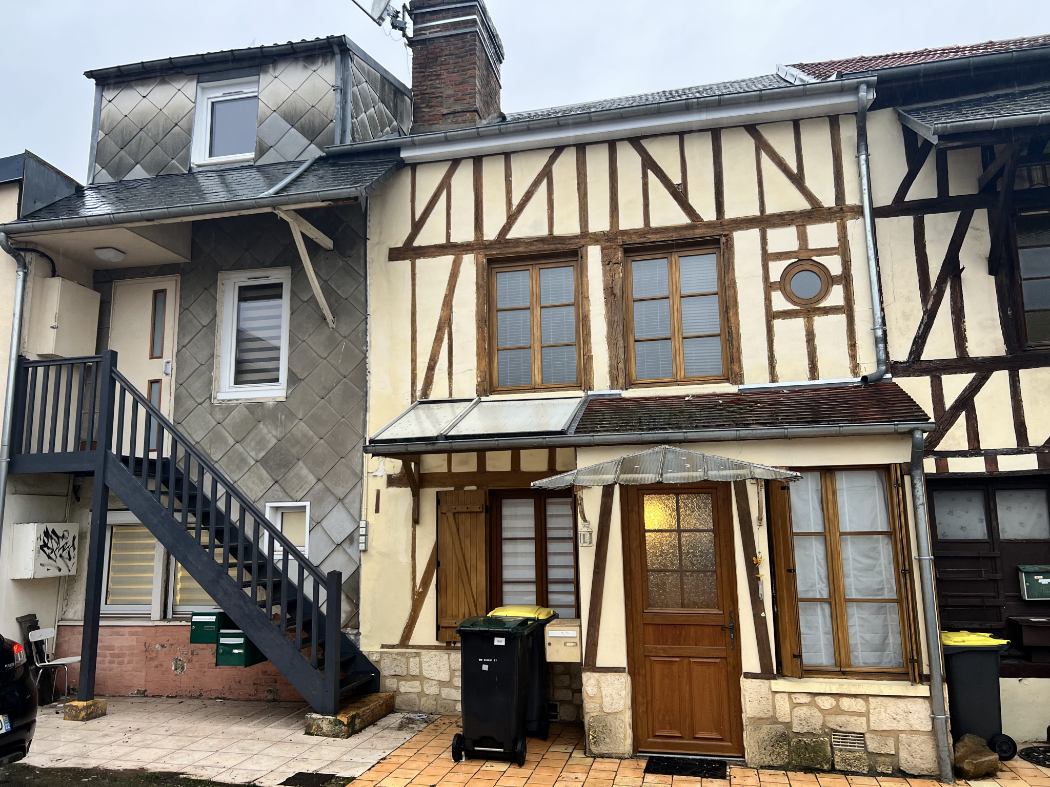 CHARMANTE MAISON DE VILLE MITOYENNE SUR CAUDEBEC-LÈS-ELBEUF